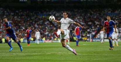Bale, controla un bal&oacute;n en un partido contra el Basilea.