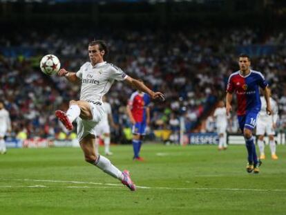 Bale, controla un bal&oacute;n en un partido contra el Basilea.