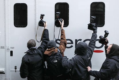 Varios fotografos intentan conseguir una imagen del fundador de Wikileaks, Julian Assange, que se halla en el interior del furgón camino de la cárcel, tras dejar el Tribunal de Westminster, en el centro de Londres, el 7 de diciembre de 2010. A Julian Assange se le negó la libertad bajo fianza por un tribunal británico el martes después de ser arrestado por acusaciones de delitos sexuales en Suecia.