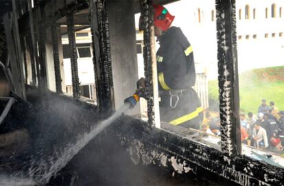 Un policía extingue un fuego en la Universidad Mohamed V en Rabat.