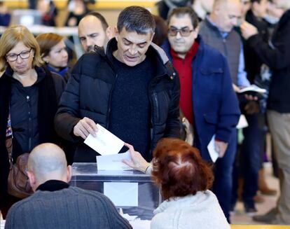 Votantes en el Pablell&oacute;n Municipal de Girona