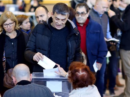 Votantes en el Pablell&oacute;n Municipal de Girona
