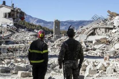 Los equipos de emergencia ante lo que quedó del campanille de Amatrice