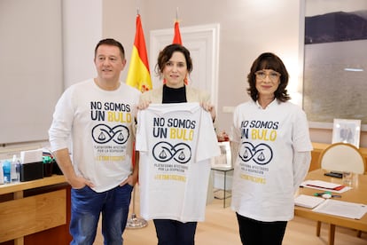 La presidenta de la Comunidad de Madrid, Isabel Daz Ayuso (PP), recibe a representantes de la Plataforma de Afectados por la Ocupacin, el 4 de febrero en la Real Casa de Correos, sede de la Presidencia del Gobierno autonmico.