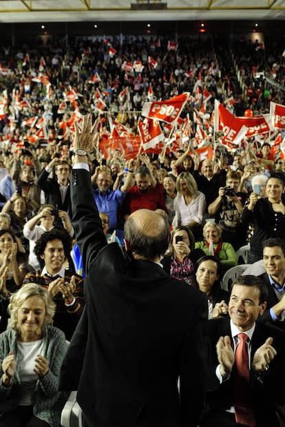 Alfredo Pérez Rubalcaba, anoche en el mitin de Fuenlabrada. A la izquierda, su esposa, Pilar Goya.