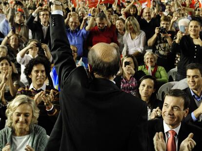 Alfredo Pérez Rubalcaba, anoche en el mitin de Fuenlabrada. A la izquierda, su esposa, Pilar Goya.