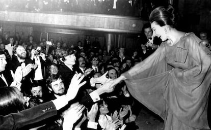 Callas agradeciendo a sus fans tras una actuación en el Teatro de los Campos Elíseos de París, 7 de diciembre de 1973.