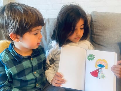 Los hijos de Lorena, Diego y María, de 2 y 5 años en la foto, con uno de los dibujos que pintaron durante la cuarentena en 2020. 