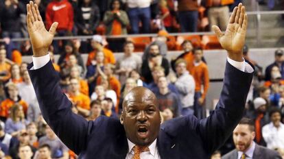 Chuck Person, uno de los entrenadores acusados de corrupci&oacute;n.