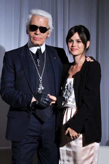 Con vestido Chanel y acompañada de su gran amigo Karl Lagerfeld, que, además de vestirla, la dirige en los anuncios de los helados Magnum.