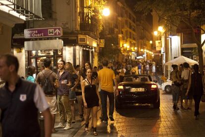 El ocio nocturno en una de las calles del barrio de El Carme.