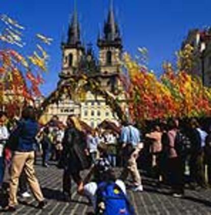 Turistas en la plaza de la Ciudad Vieja de Praga.