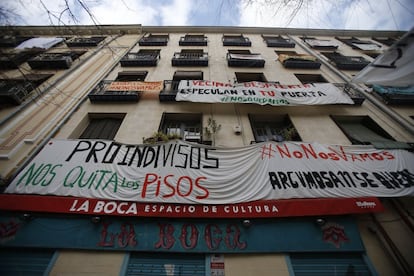 Fachada del edificio Argumosa 11 en el barrio de Lavapiés lleno de carteles de protesta a favor del derecho de la vivienda.