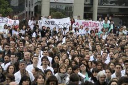 Sanitarios venidos de distintos hospitales de Madrid se concentran a las puertas del Hospital de La Paz, durante la primera jornada de huelga indefinida convocada por la Asociación de Facultativos Especialistas de Madrid (AFEM) en protesta por las medidas anunciadas por el gobierno regional.