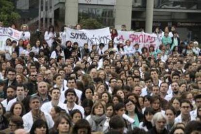 Sanitarios venidos de distintos hospitales de Madrid se concentran a las puertas del Hospital de La Paz, durante la primera jornada de huelga indefinida convocada por la Asociación de Facultativos Especialistas de Madrid (AFEM) en protesta por las medidas anunciadas por el gobierno regional.