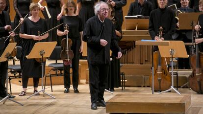 Philippe Herreweghe, aún con el brazo en cabestrillo, saluda con sus músicos al principio del concierto.