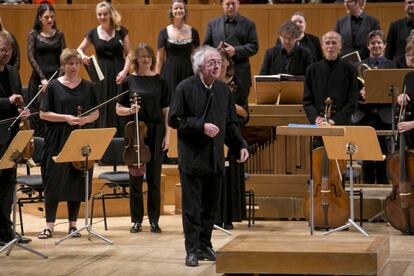 Philippe Herreweghe, aún con el brazo en cabestrillo, saluda con sus músicos al principio del concierto.