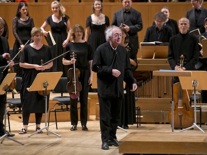 Philippe Herreweghe, aún con el brazo en cabestrillo, saluda con sus músicos al principio del concierto.