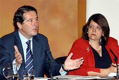 El ministro de Justicia, José María Michavila, ayer, junto a la ministra de Medio Ambiente, Elvira Rodríguez.