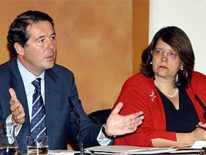 El ministro de Justicia, José María Michavila, ayer, junto a la ministra de Medio Ambiente, Elvira Rodríguez.