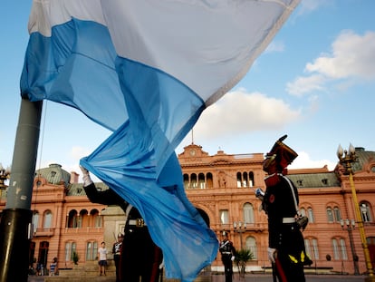 Soldados del regimiento de Granaderos de San Martín doblan la bandera de Argentina en la Plaza de Mayo de Buenos Aires, Argentina.
