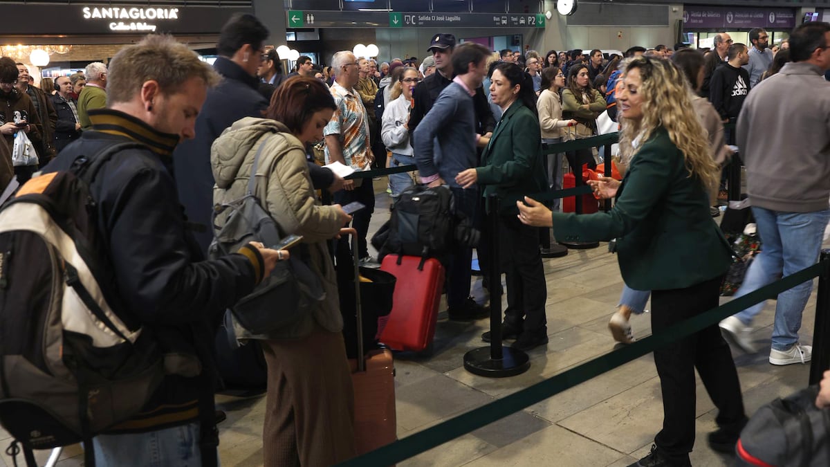 Puente: “Es una acción bastante coordinada. Quien lo hacía sabía a lo que iba” | Adif solo permite acceder a Atocha a los viajeros con destino Barcelona, Toledo, Ciudad Real y Puertollano | Los trenes AVE, Avlo y Alvia con salida desde Andalucía seguirán experimentando demoras a lo largo de la mañana