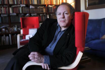 Javier Marías, el miércoles en su casa de Madrid.