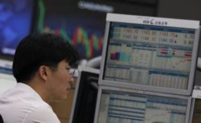 El indicador Kospi del mercado surcoreano cerró hoy con una caída de 4,36 puntos, el 0,22 por ciento, y se situó en 1.980,41 unidades. EFE/Archivo
