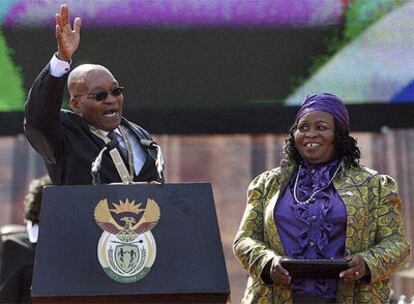 El nuevo presidente sudafricano, Jacob Zuma, saluda a su seguidores durante la toma de posesión celebrada en Pretoria