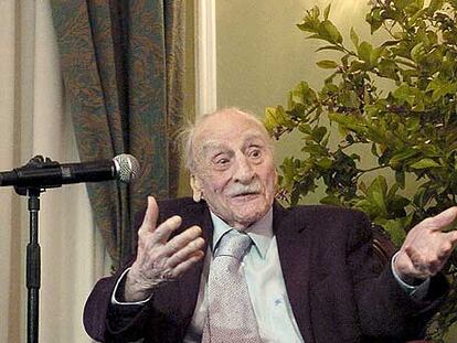 El escritor Francisco Ayala es homenajeado en Granada