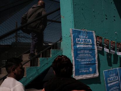 Propaganda política en apoyo a Sergio Massa en la localidad bonaerense de Laferrere.