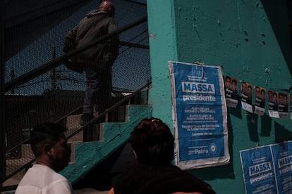 Propaganda política en apoyo a Sergio Massa en la localidad bonaerense de Laferrere.