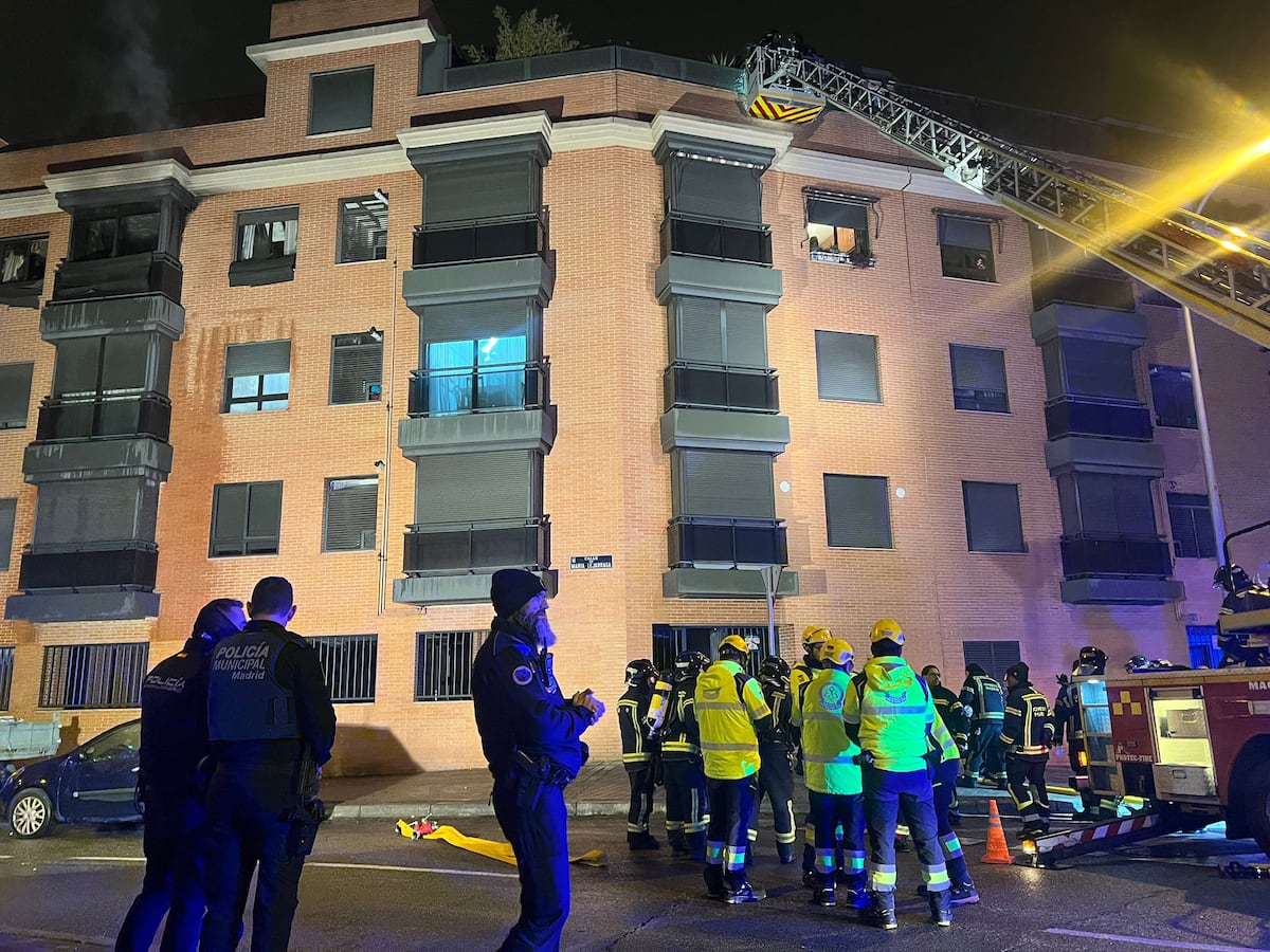 Una mujer de 90 años y sus dos hijos, muertos en el incendio de su vivienda en Carabanchel