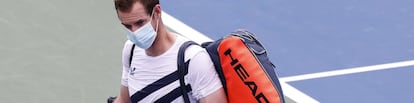 Andy Murray accede a la pista con una mascarilla. / J. S. (EFE) 