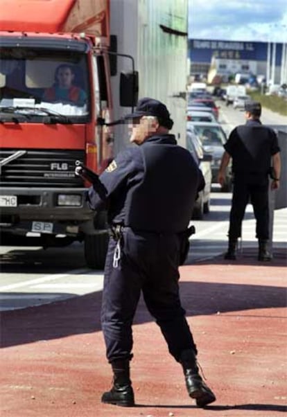 Agentes montan controles en el polígono industrial de Manises donde se produjo el suceso.