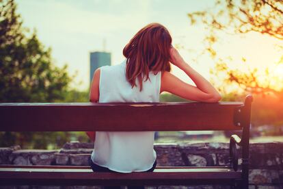 Una mujer mira el atardecer en un día de verano.