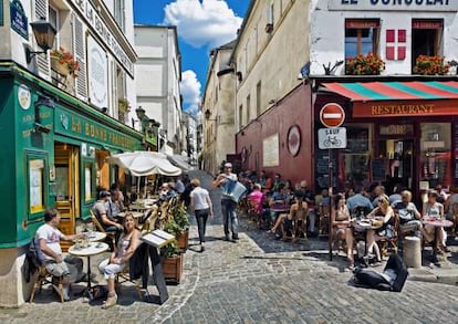 Terrazas en la calle de Saint Rustique, en París.