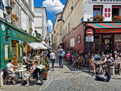 Terrazas en la calle de Saint Rustique, en París.