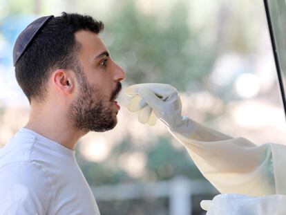 Un israelí se somete a la prueba de detección de la covid-19, el domingo en Jerusalén.