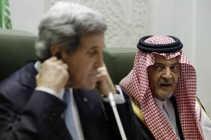 El secretario de Estadio de EE UU, John Kerry, con el ministro de Exteriores saudí, Príncipe Saul Al Faisal, en Riad el pasado día 4.