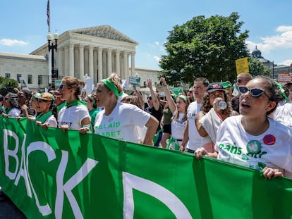 Activistas en favor del aborto, esta semana a las puertas de la sede del Tribunal Supremo.
