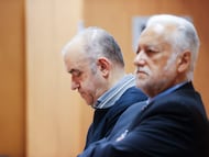 Los acusados, el lotero Manuel Reija y su hermano Miguel (este último en primer término), durante el juicio este lunes en la Audiencia Provincial de A Coruña.