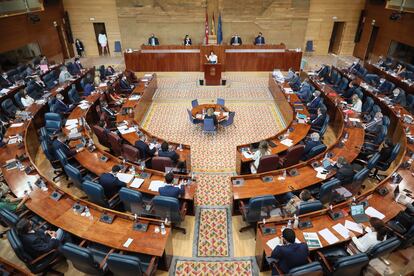 La presidenta de la Comunidad de Madrid, Isabel Díaz Ayuso, en una de las réplicas a los grupos.