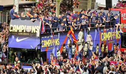 La plantilla azulgrana recorre Barcelona para celebrar el título.