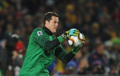 Julio César atrapa un balón en el partido frente a Chile de octavos de final.