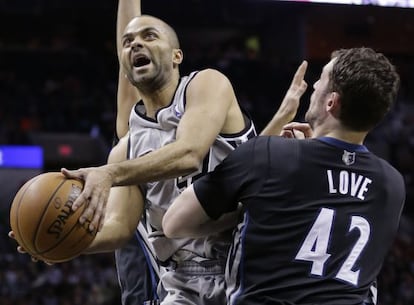 Tony Parker entra a canasta ante Love.