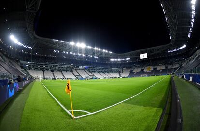 Vista del estadio del equipo italiano sin espectadores en las gradas por la pandemia, antes del inicio del partido. 