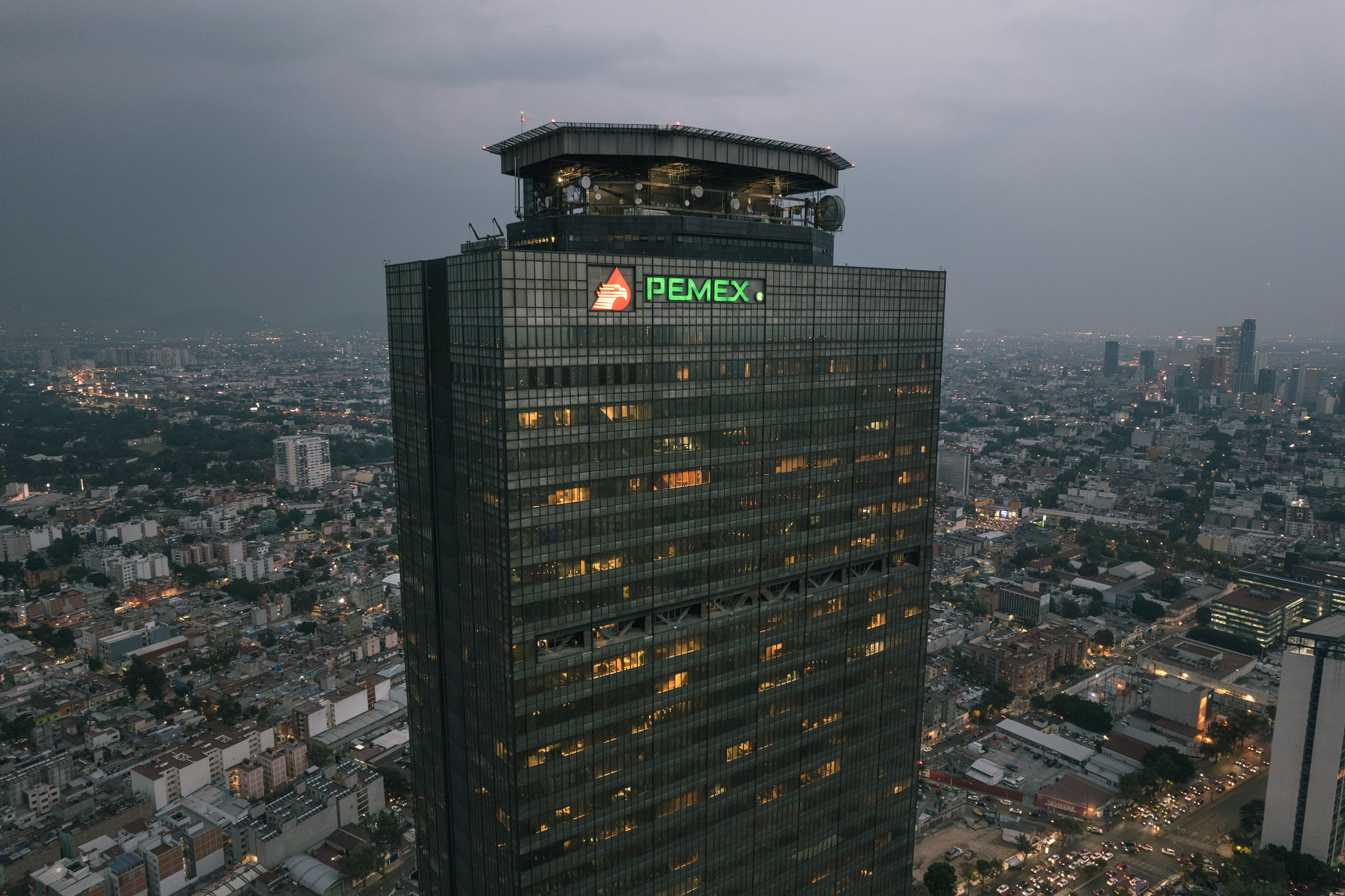 México busca refinanciar la gigantesca deuda de Pemex cuanto antes