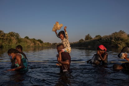 Un grupo de migrantes cruza el Río Grande de regreso a Ciudad Acuña para evitar ser deportado
