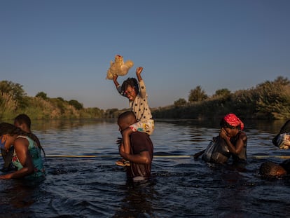 Un grupo de migrantes cruza el Río Grande de regreso a Ciudad Acuña para evitar ser deportado
